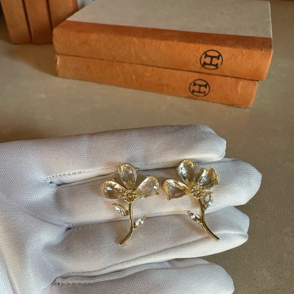 Elegant Crystal Gold Flower Earring- classic dainty modern trendy boho - Picture 4 of 5